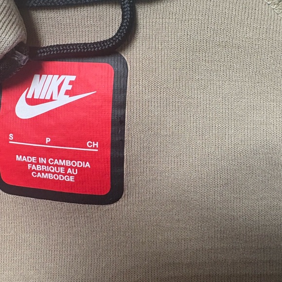 Nike Men's Beige tech gear Joggers and hoodie with Black Accents - Picture 5 of 8